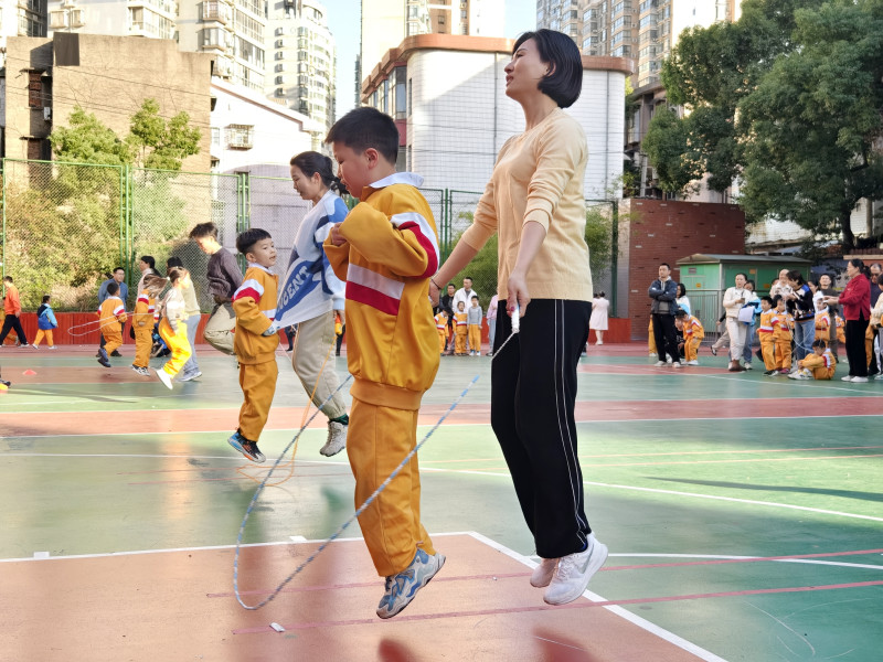 亲子跳绳。