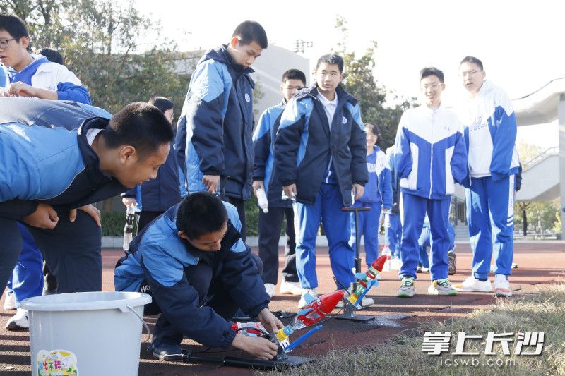 周南中学物理学科组带来好玩的水火箭体验活动。长沙晚报全媒体记者 林暘 摄
