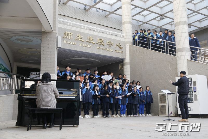 合唱团展示美妙歌声。