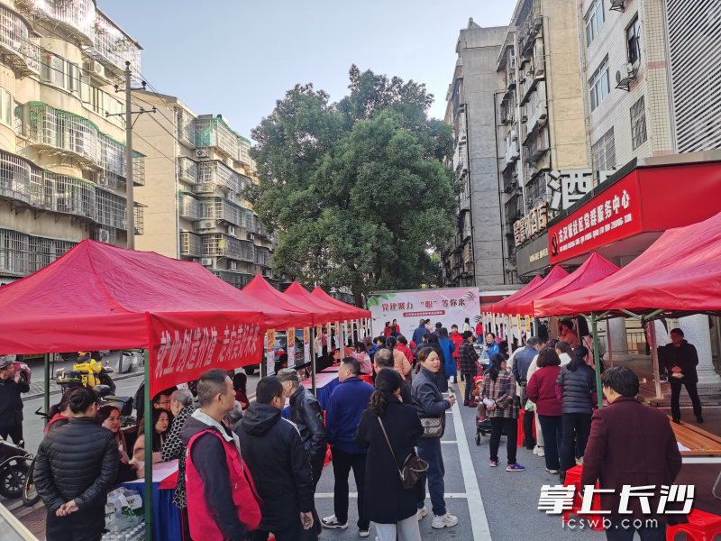 招聘会上人头攒动。