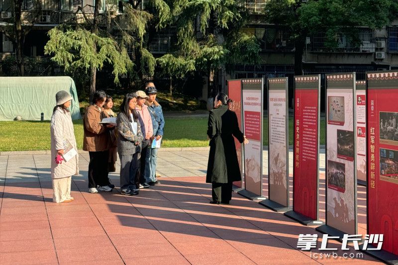 讲解员现场讲解。