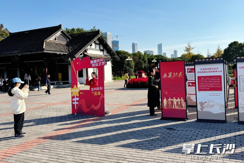 思政课走进橘子洲头，吸引众多市民聆听感受。长沙晚报通讯员 张钰婕 供图