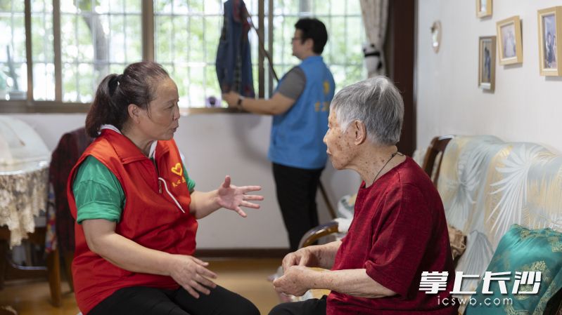 志愿者上门帮扶老人。 长沙晚报通讯员 谢莹 供图 志愿者上门帮扶老人。 长沙晚报通讯员 谢莹 供图