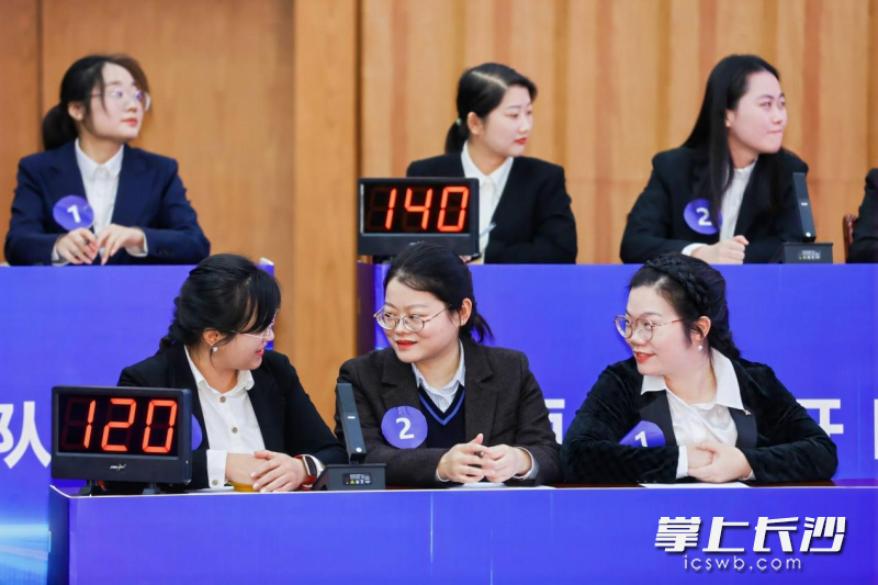 选手们在必答题、抢答题、风险题和加赛题等环节团结协作、各展其才。