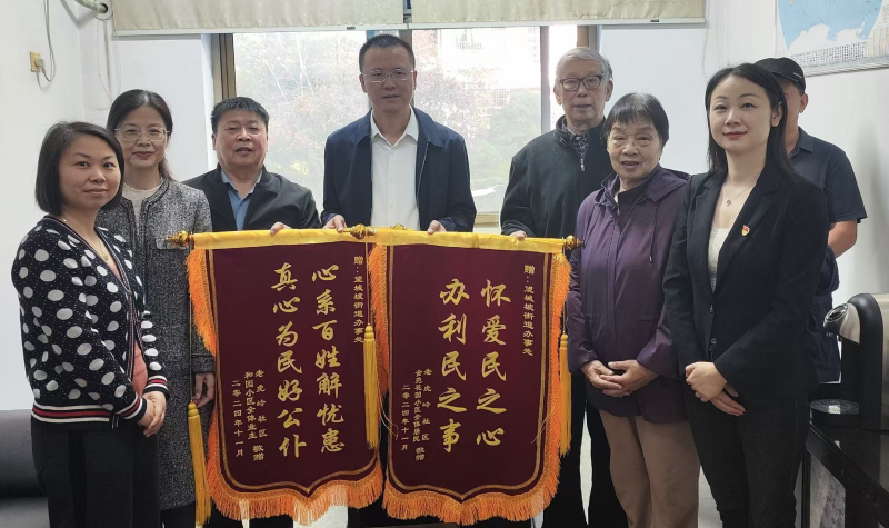 居民给望城坡街道送来感谢锦旗。