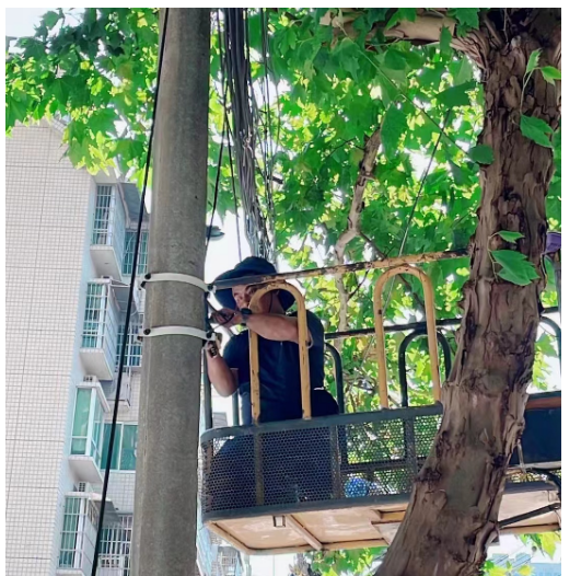 工作人员正在为居民按装路灯。图片均由望城坡街道提供
