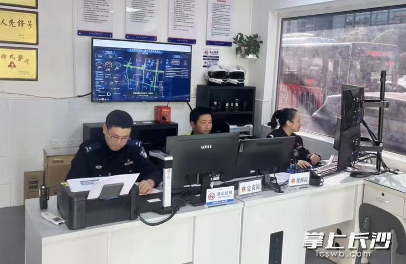 长沙市公安局交警支队开福大队二中队视频岗通过视频巡查，可以快速发现辖区交通拥堵，第一时间查明拥堵原因。 长沙晚报通讯员 赵东平 供图