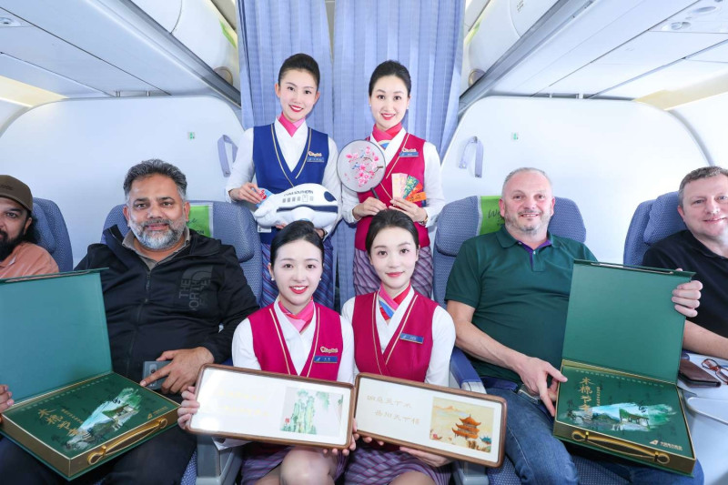 南航的“空中湘绣艺术展”让外国旅客连连“哇塞”。 均为通讯员 周峰 供图