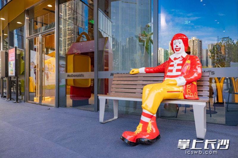 麦当劳长沙金茂大厦餐厅一楼入口 麦当劳长沙金茂大厦餐厅一楼入口