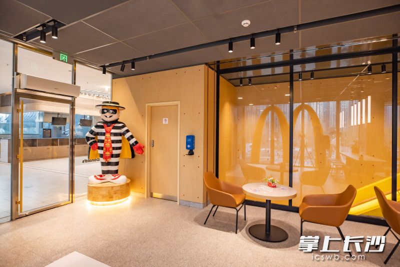 麦当劳长沙金茂大厦餐厅二楼内景 麦当劳长沙金茂大厦餐厅二楼内景