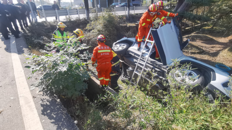 消防队员紧急救援车辆侧翻被困司机。 长沙晚报通讯员 寻艳 供图