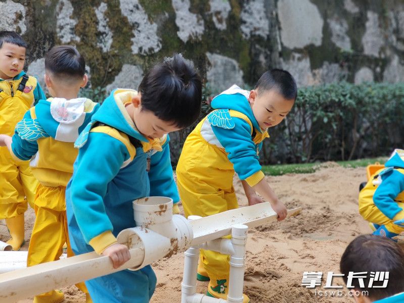 孩子们在游戏中自主探索世界。 孩子们在游戏中自主探索世界。