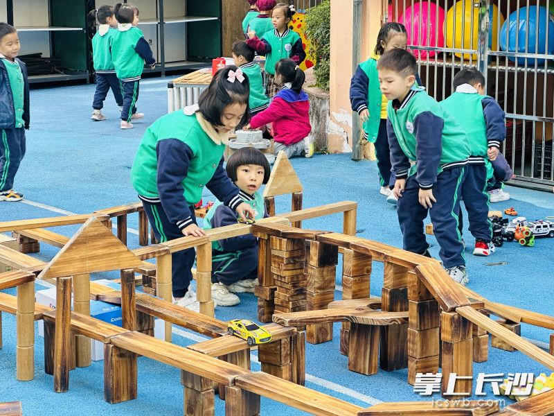 孩子们在游戏中呈现自由与快乐的状态。 孩子们在游戏中呈现自由与快乐的状态。