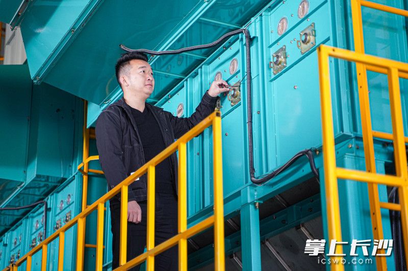 何广察看烘干机运行状况。