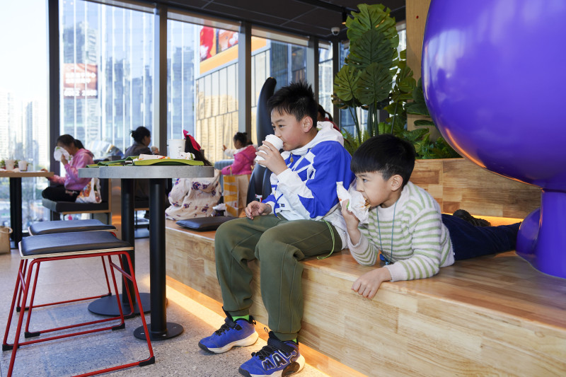 孩子们在尽情享受美食。 孩子们在尽情享受美食。