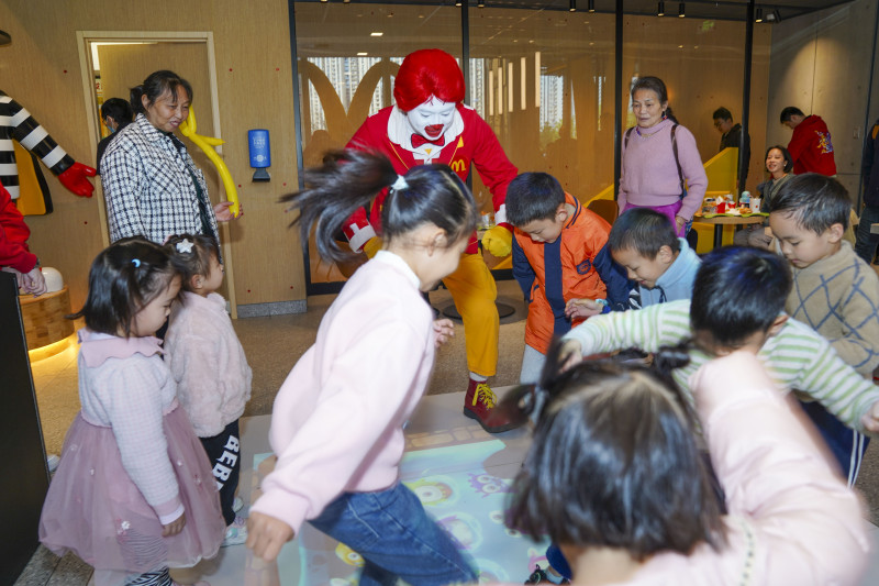 二楼的投影式交互设备更是让孩子们一秒跨入游戏乐园,现场不时爆发出欢乐的笑声。 二楼的投影式交互设备更是让孩子们一秒跨入游戏乐园,现场不时爆发出欢乐的笑声。