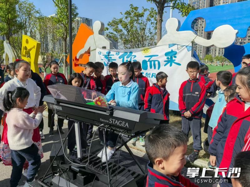 热情的欢呼声和欢快的笑声融成一片。