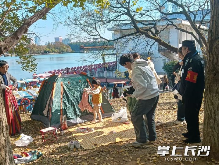 工作人员对在非开放绿地搭帐篷的市民进行劝导。均为湖南烈士公园管理处供图 工作人员对在非开放绿地搭帐篷的市民进行劝导。均为湖南烈士公园管理处供图