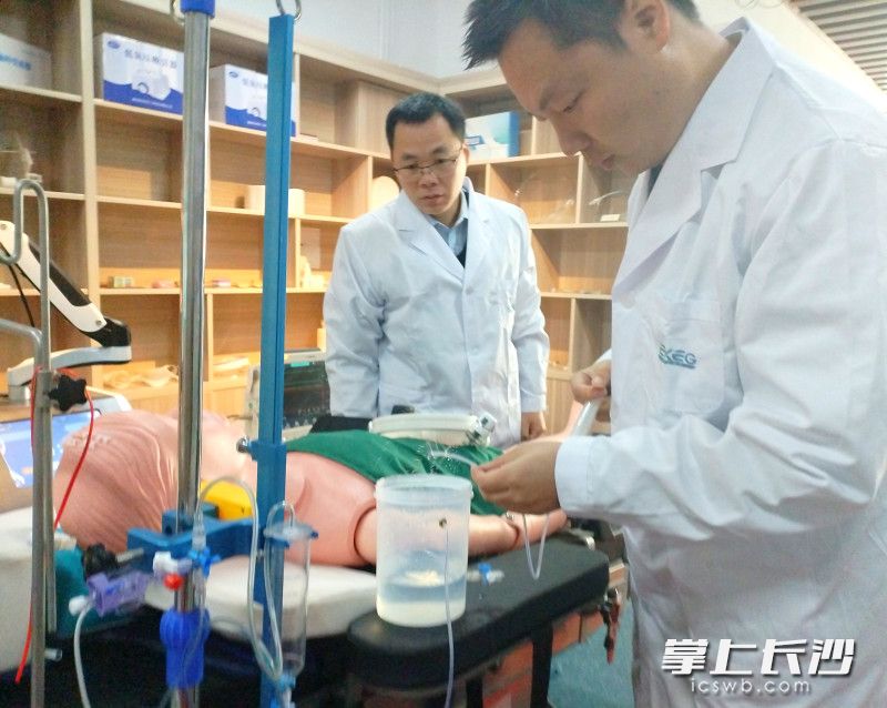 肖盼盼团队正在进行脑科引流系统中试。药液从各孔洞中喷洒出来，就像花洒一般均匀。 长沙晚报全媒体记者 王斌 摄