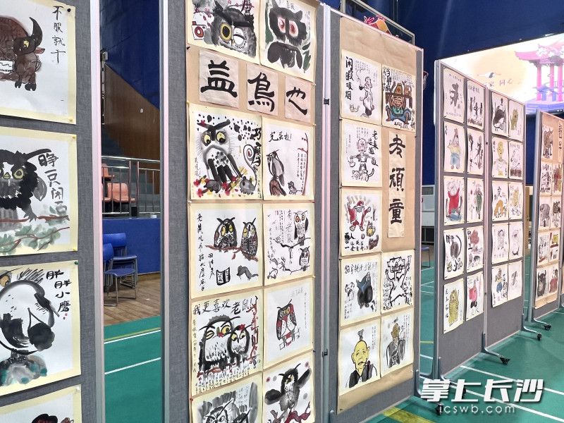 现场展示一批艺术作品。 现场展示一批艺术作品。