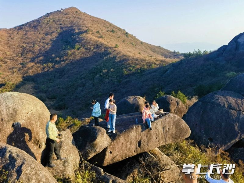 运动爱好者在大围山登山打卡。 均为景区供图