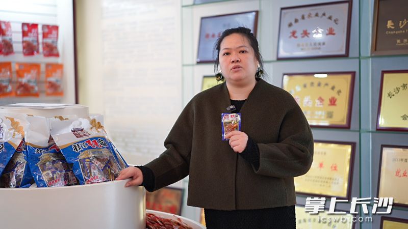 80后“创二代”朱瑛介绍庆湘食品公司的主打产品“毛毛鱼”，极少接受媒体采访的她还有几分紧张。