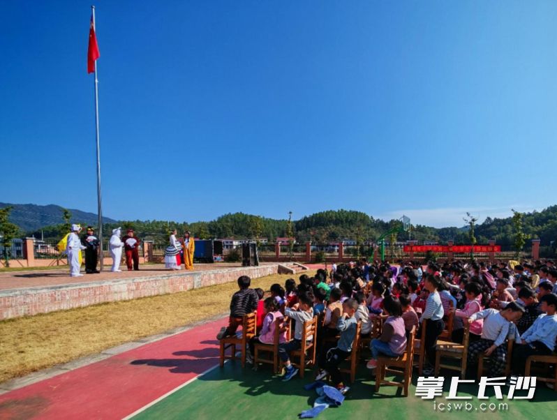 活动现场,孩子们发出阵阵掌声和欢呼声。 活动现场,孩子们发出阵阵掌声和欢呼声。