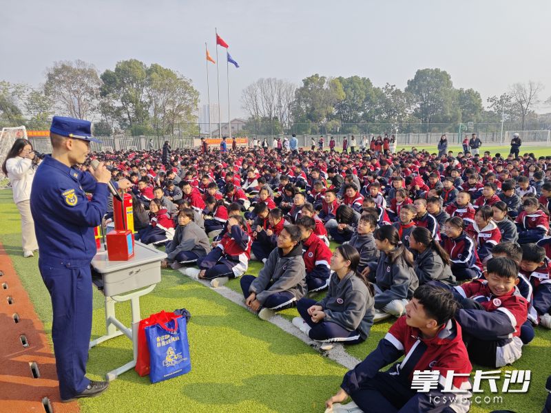消防救援人员向学生普及消防知识。  长沙晚报通讯员 胡承婧 摄