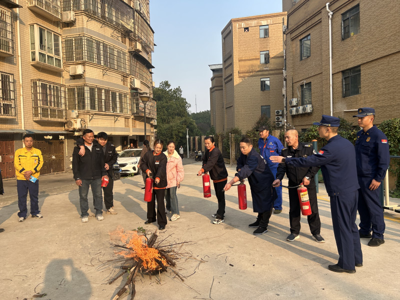 消防宣传员面对面教给居民灭火知识。 长沙晚报通讯员 胡承婧 摄