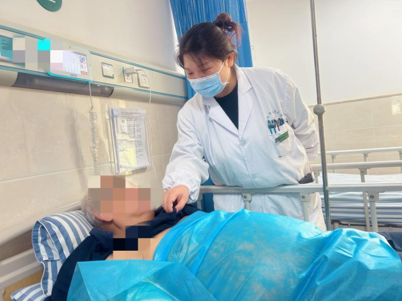 湖南中医药大学第二附属医院皮肤科主治医师罗美俊子在病床旁与患者细声地交流。均为医院供图 湖南中医药大学第二附属医院皮肤科主治医师罗美俊子在病床旁与患者细声地交流。均为医院供图