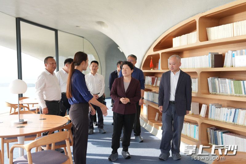 海口市云洞图书馆考察现场。