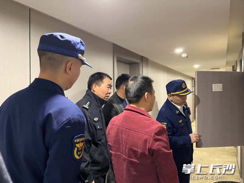 消防检查人员在被举报酒店进行消防隐患实地核查。 长沙晚报通讯员 余娜娜 摄