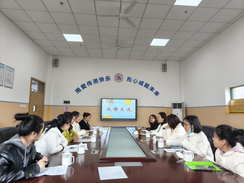 老师们进行交流研讨。