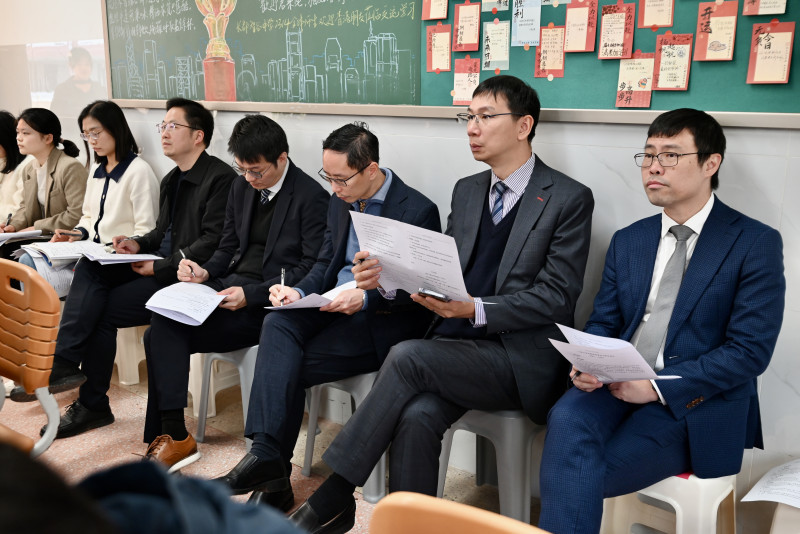 今日首期“香港领航教师及校长培训计划”部分学员走入长沙市长郡智谷中学，开启了一周的跟岗学习。长沙晚报通讯员 刘品贝 黎金凤摄影报道