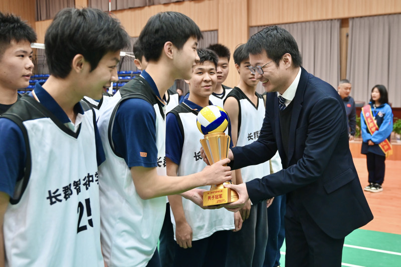 参与到学生活动中。