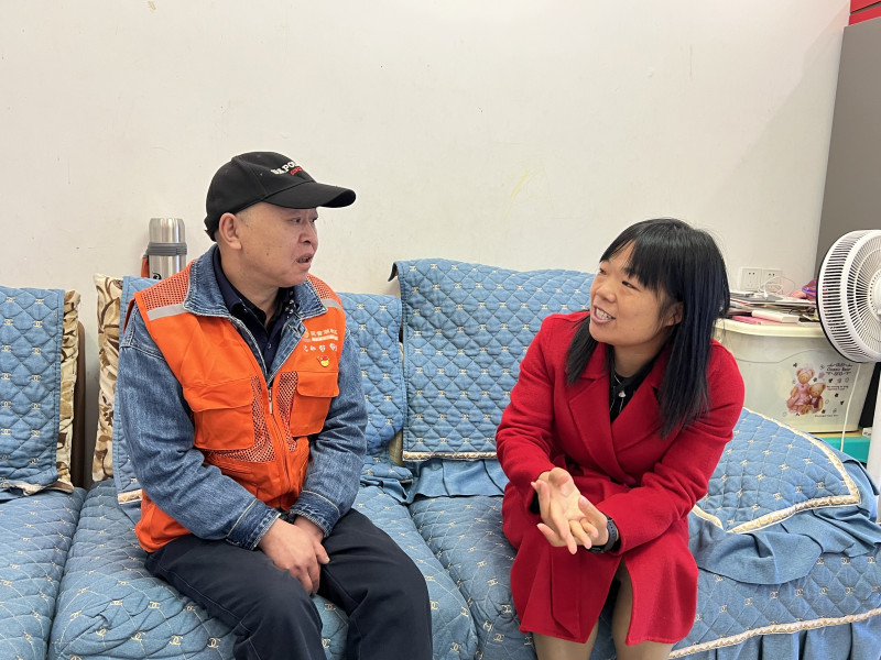 邻长谭建国（左）走访居民。图片均由湘江新区提供