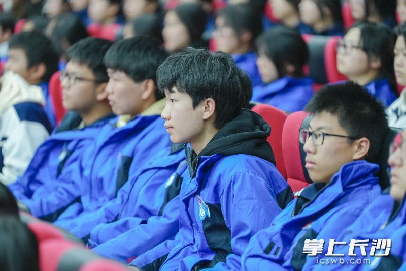 现场学生认真听讲。 现场学生认真听讲。