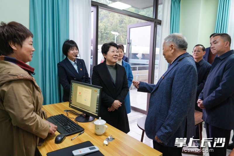 12月5日，省委常委、市委书记吴桂英在开福区调研社会工作，来到“心悦开福”心理健康服务中心。