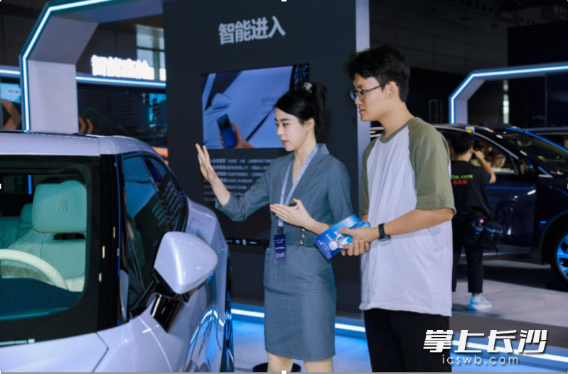 比亚迪智能座舱展示其全场景数字钥匙。