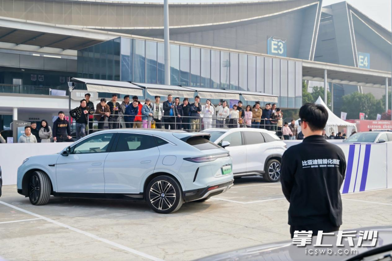 腾势N7展示一键泊车。