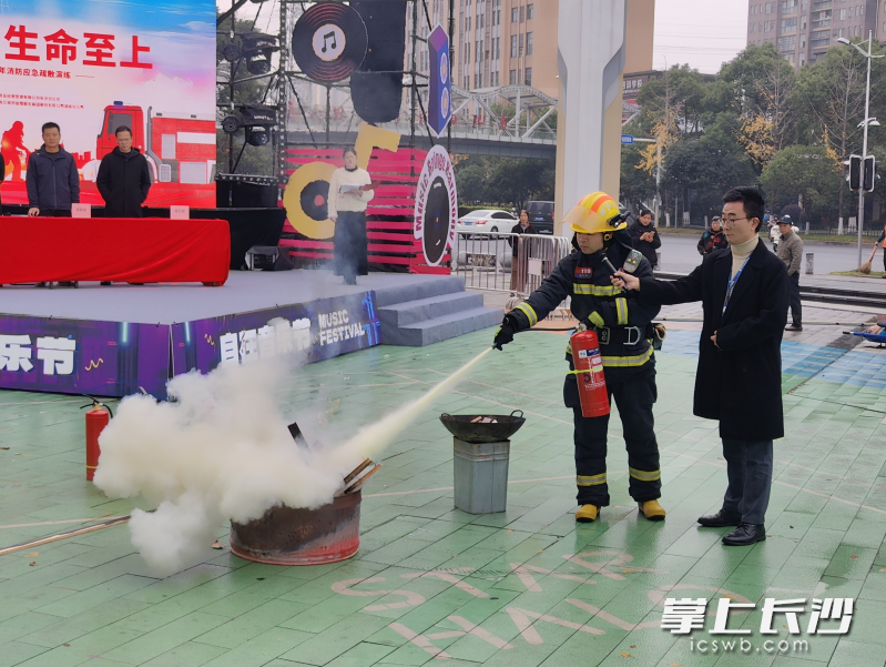 消防员在现场进行灭火操作演练。 长沙晚报通讯员 谢海鹏 摄