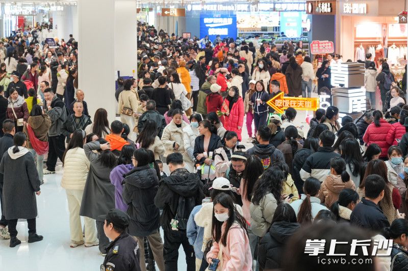 开业当天，商场内人声鼎沸，热闹非凡。均为长沙晚报全媒体记者 邹麟 摄