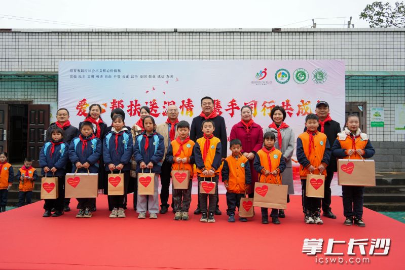 政协委员们为孩子们“点亮小小心愿”。