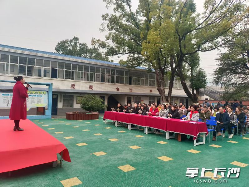 李昕灿给云坪小学的家长们作家庭教育讲座。