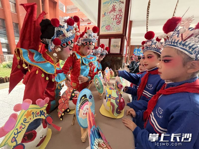 孩子们参加“艺脉相传”艺术工作坊活动。