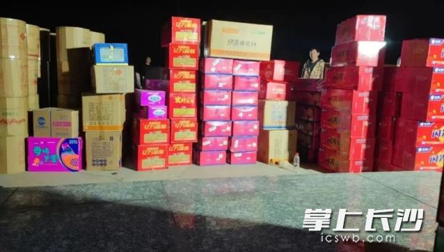 在民房内发现共放有897件烟花爆竹。长沙晚报通讯员 刘勇供图