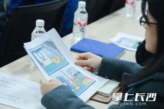 每位员工位置上都发放了跟安全生产相关的情景图片。均为市应急局供图 每位员工位置上都发放了跟安全生产相关的情景图片。均为市应急局供图