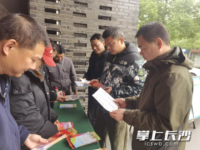 辖区居民就自己关心的安全生产问题进行咨询。 长沙晚报通讯员 王玘依供图