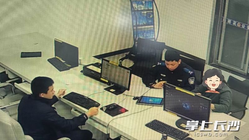 民警帮老人追回被骗钱款。长沙晚报通讯员 刘彬 供图