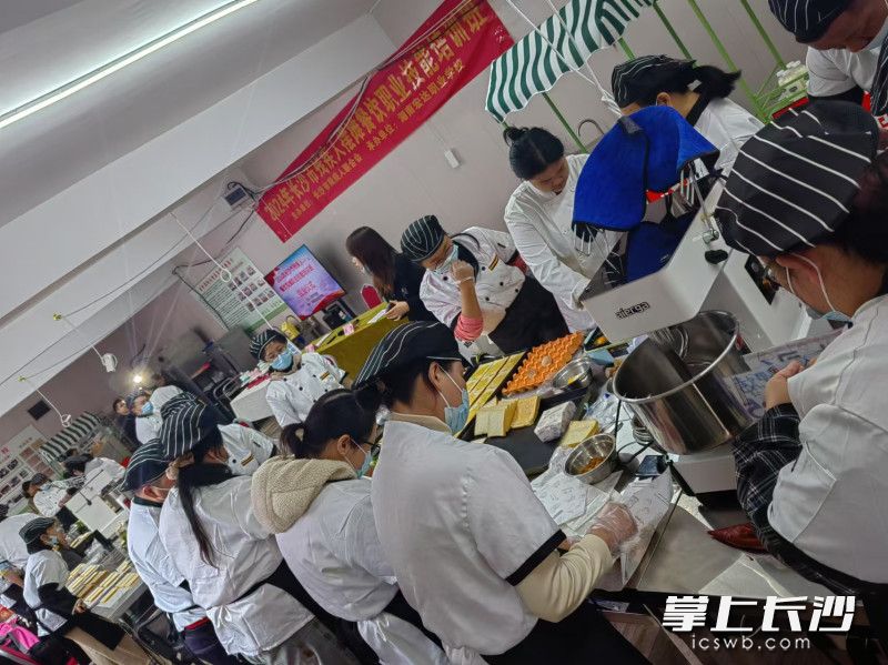 摆摊餐饮培训班学员在上课。均为市残联供图